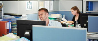 Deux jeunes collaborateurs dans un bureau Deux jeunes collaborateurs dans un bureau